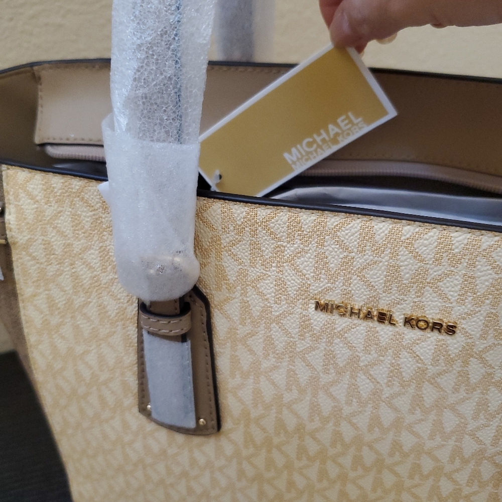 Michael kors Voyager Signature Logo Large Tote - Picture 12 of 12